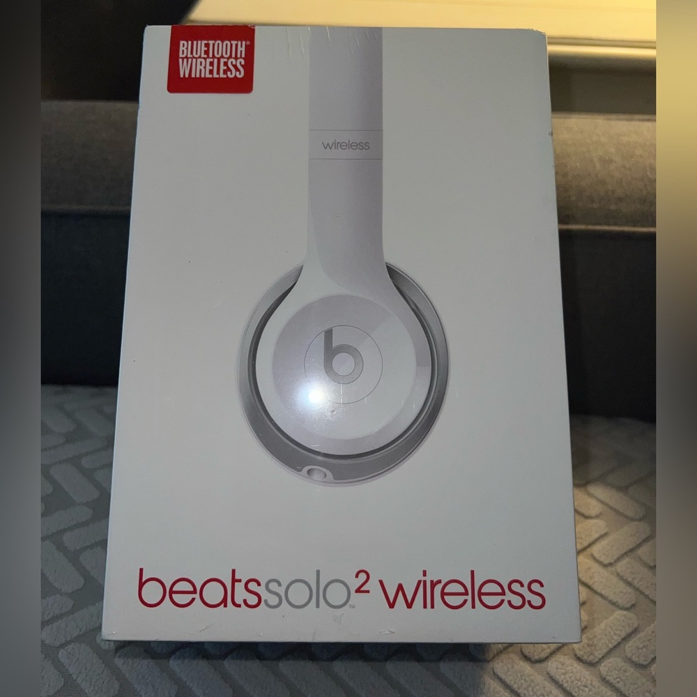 Brand NEW!! (Sealed)  Beats by Dr. Dre - Solo 2 On-Ear Wireless Headphones White